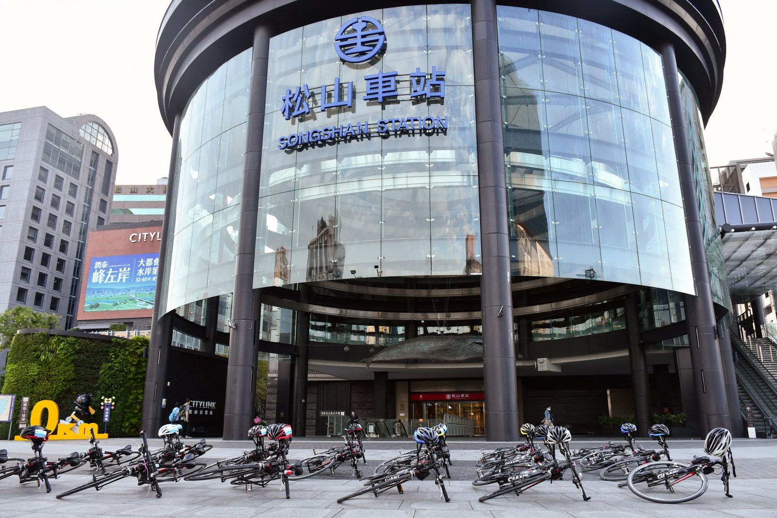 Bikes lined up outside Songshan Station at the 0km start marker