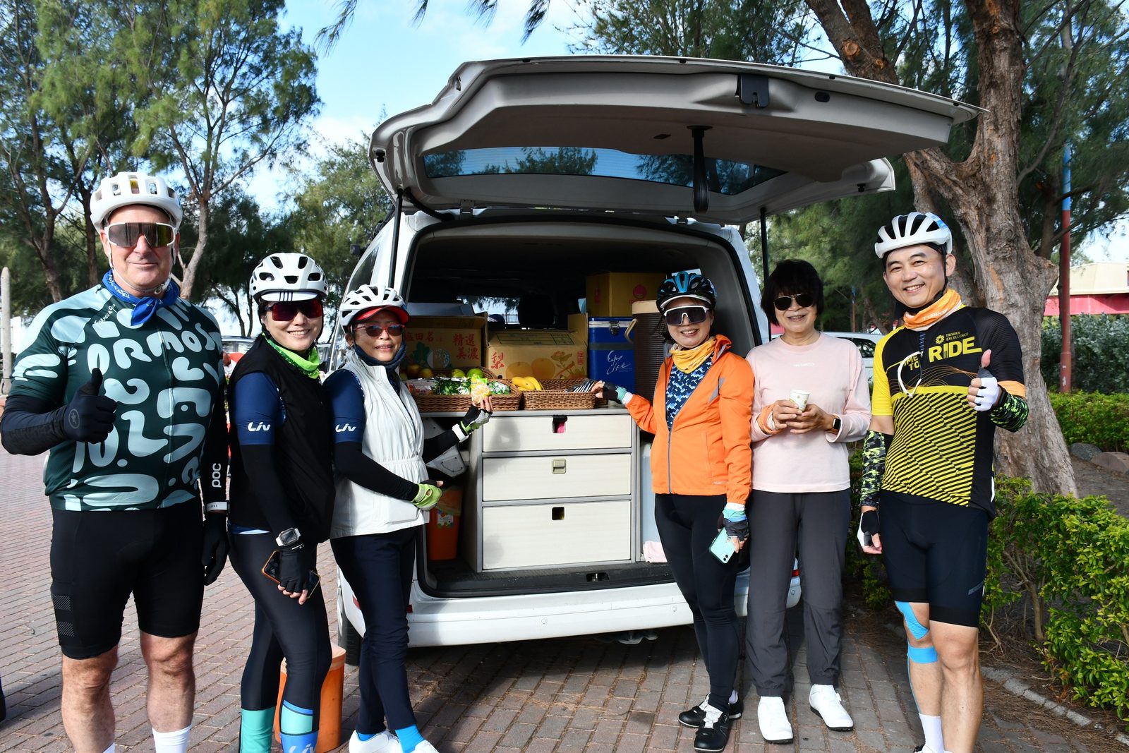 The group posed at the support van, fruit baskets ready