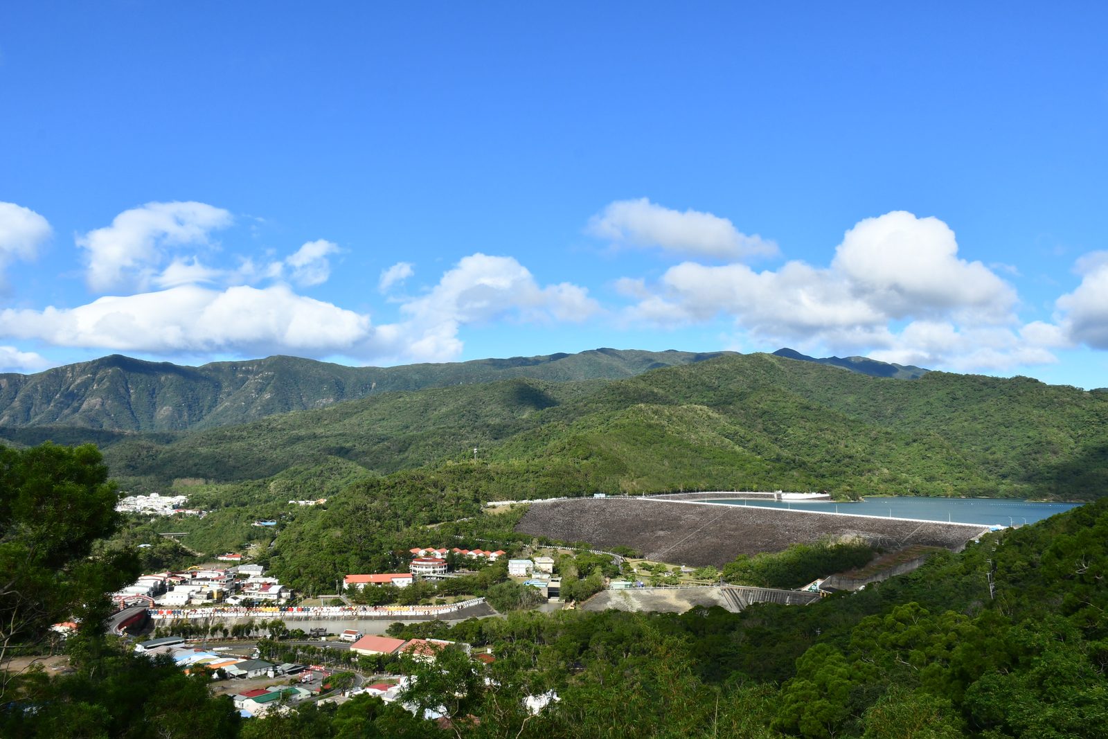 A wide view over the dam and valley town